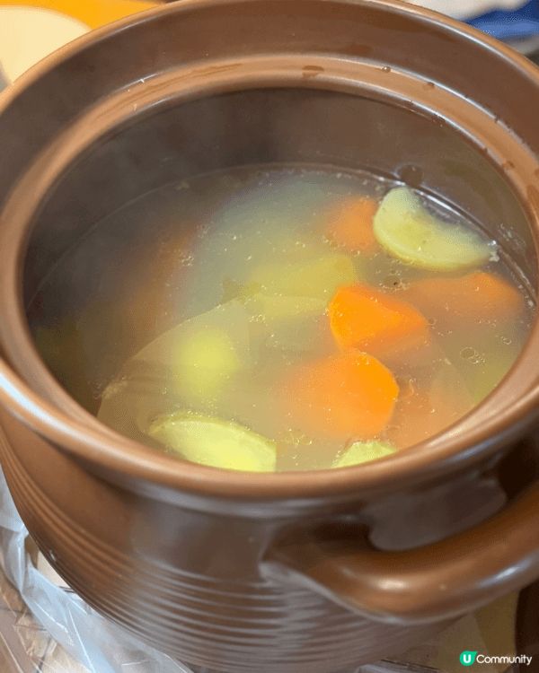 呢三張相片充滿家庭溫馨，記錄我同媽媽一齊煮賀年食品嘅珍貴時刻...