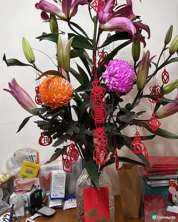 這是每年農曆新年都會有的年宵攤檔打卡位，有應節的花蕊及應節的...