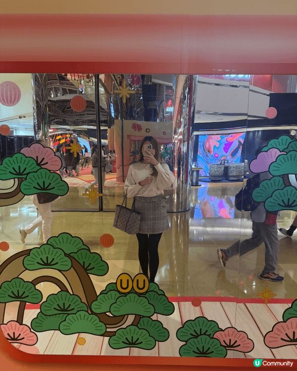 喺太古城中心嘅新年佈置，見到有好多人帶小朋友嚟影相，好有新年...