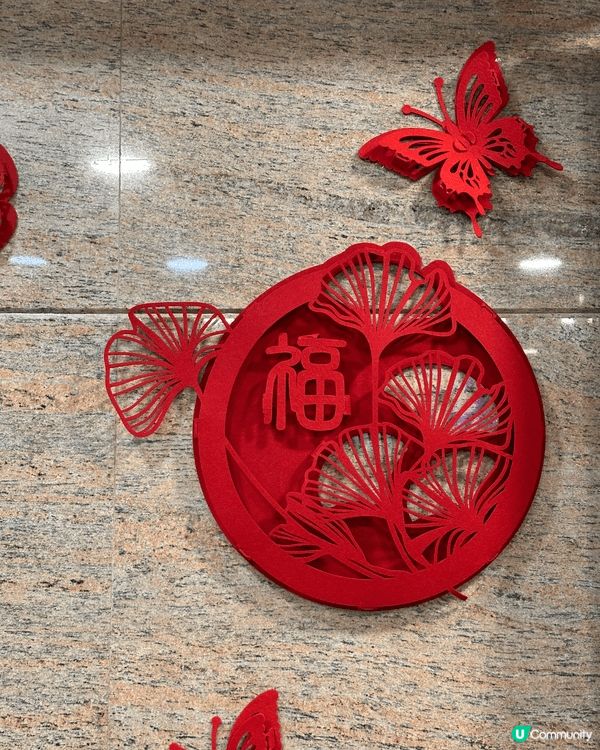 這些照片記錄了公司同事齊心佈置的寫字樓新年裝飾。以花、手寫祝...