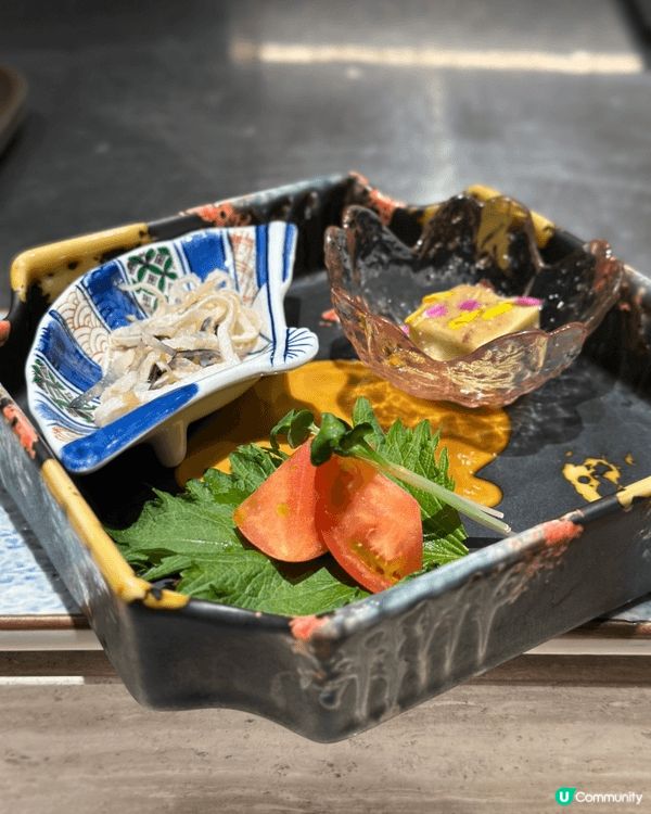 餐廳有吧枱座位及sofa座位，平日晚市都差唔多滿座，大家黎之...