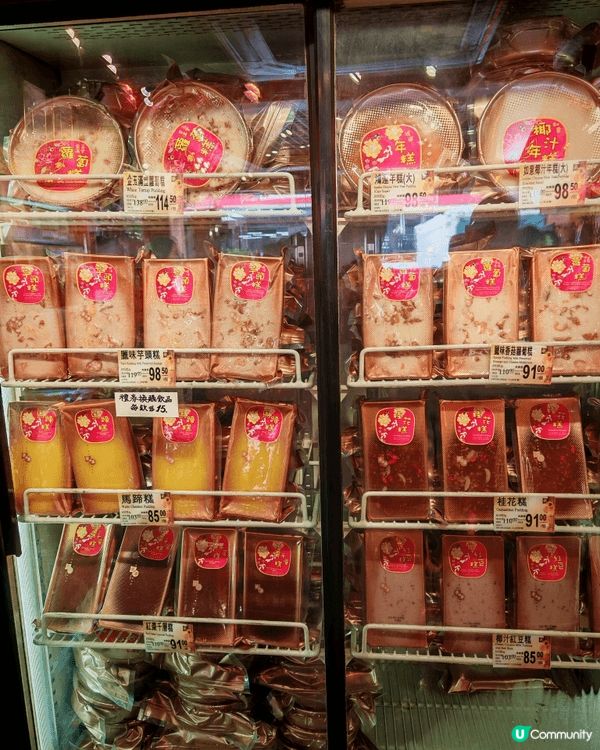 農曆新年除咗賀年糕點之外，一般都一定有瓜子，糖果， 芋蝦都係...