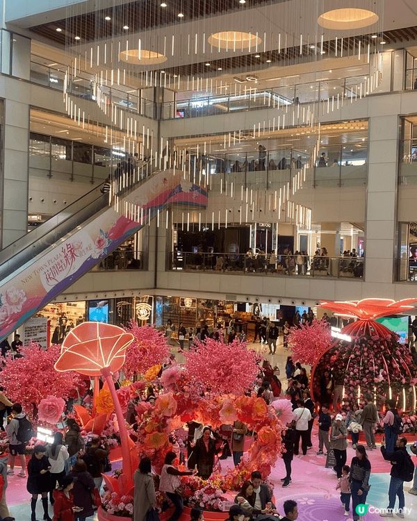 沙田新城市廣場的節日氣氛濃厚，打卡裝飾花團錦簇，遊人眾多，熱...