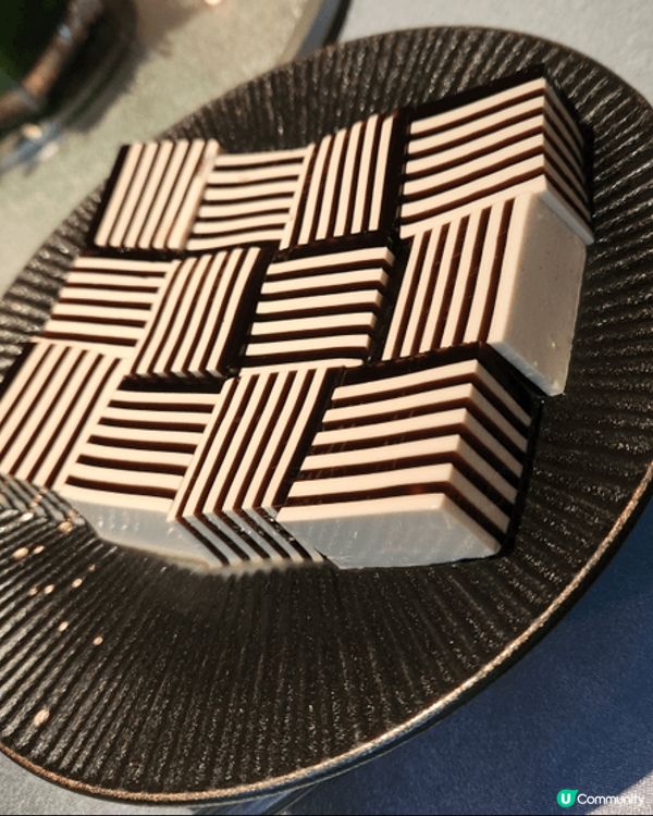 想增添新年好氣氛🧧最適合食榮華餅家的賀年糕點, 寓意步步高陞...