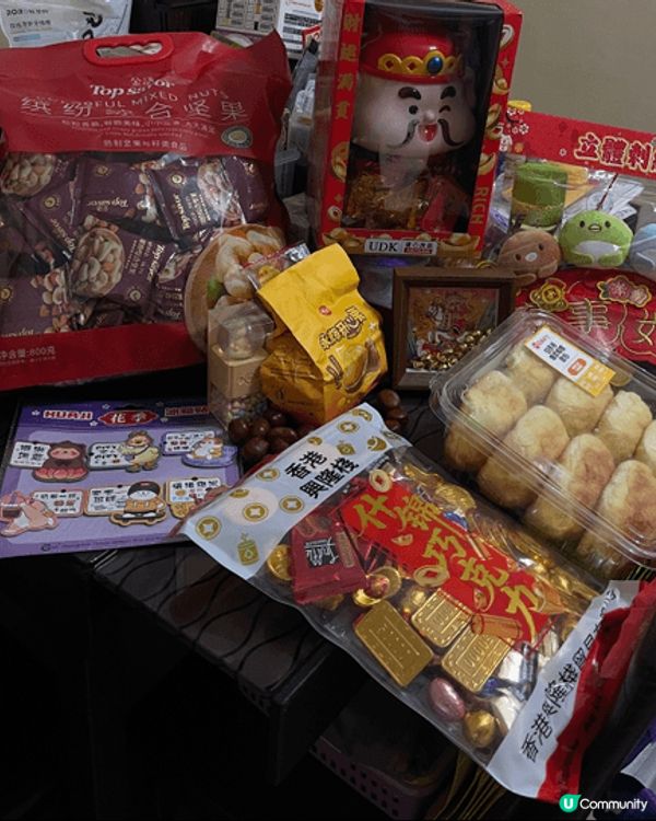 上圖片有賀年嘅雜錦曲奇禮盒、賀年醒獅圖案糖果禮盒、賜神爺零食...