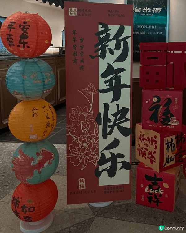 上圖片有賀年嘅雜錦曲奇禮盒、賀年醒獅圖案糖果禮盒、賜神爺零食...