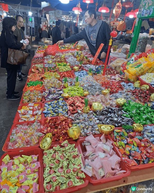 新年榚點，同街頭排檔賣賀年糖果，開始有過年氣氛