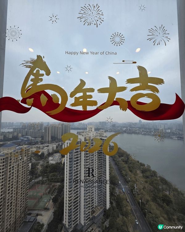 玻璃貼省位置也可有突出的節慶主題。尤其在不同窗外景色下，這些...