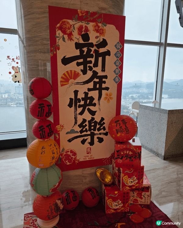 玻璃貼省位置也可有突出的節慶主題。尤其在不同窗外景色下，這些...