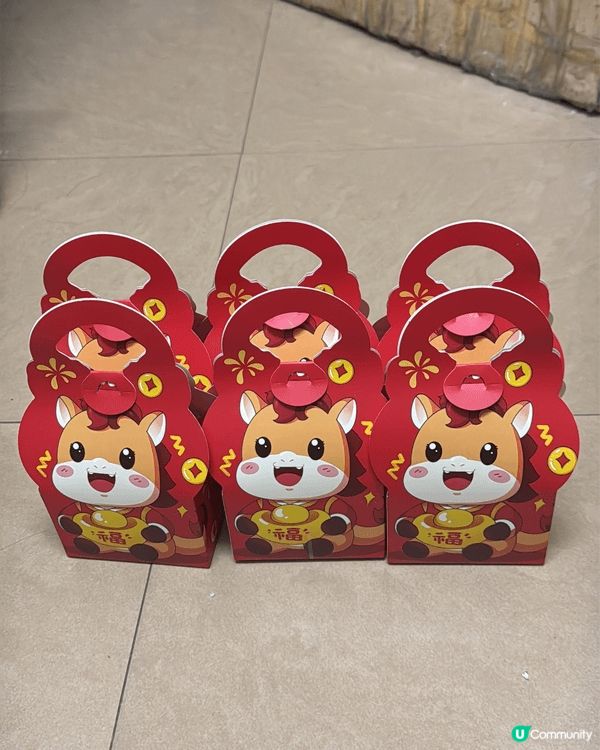 Disney 造型既曲奇、 流心元寶糖、 經典瑞士糖和印有祝...