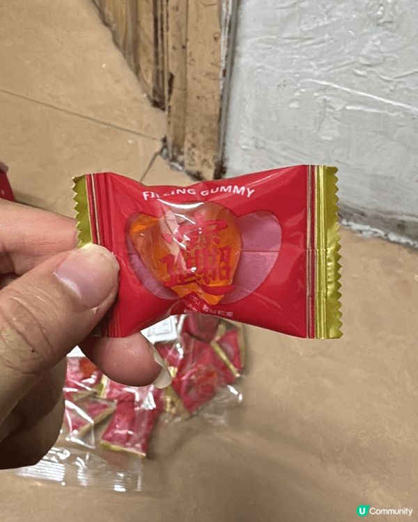 Disney 造型既曲奇、 流心元寶糖、 經典瑞士糖和印有祝...