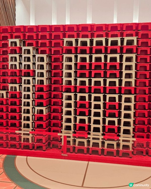 呢個係德福廣場既市集，介紹紅A與香港回顧，仲有好多膠凳堆砌而...