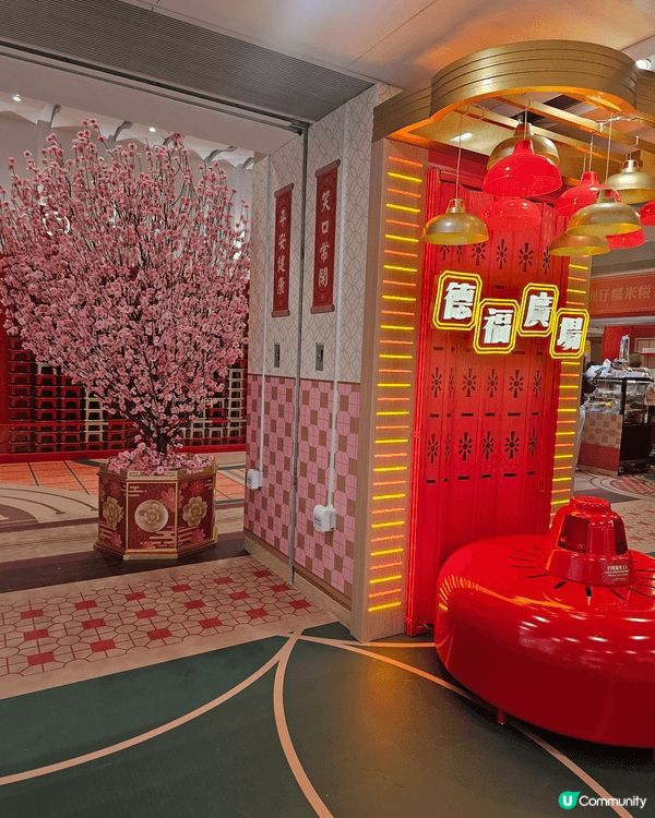 呢個係德福廣場既市集，介紹紅A與香港回顧，仲有好多膠凳堆砌而...