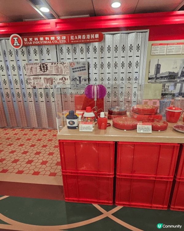 呢個係德福廣場既市集，介紹紅A與香港回顧，仲有好多膠凳堆砌而...