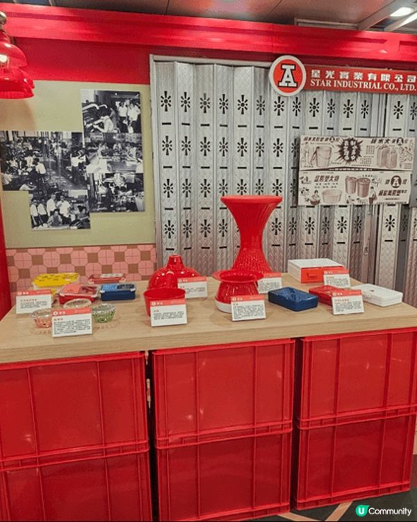 呢個係德福廣場既市集，介紹紅A與香港回顧，仲有好多膠凳堆砌而...