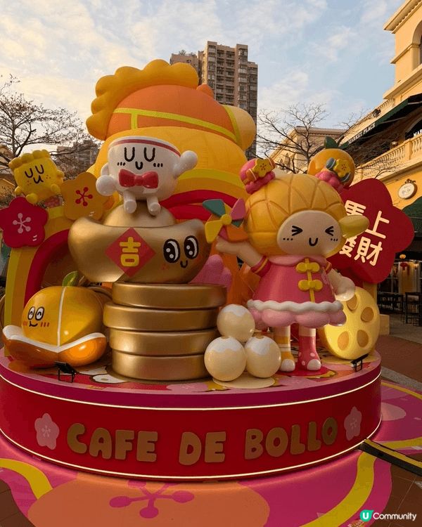 黃金海岸商場新年佈置以「福氣加馬」為主題，滿載吉祥花卉與馬年...