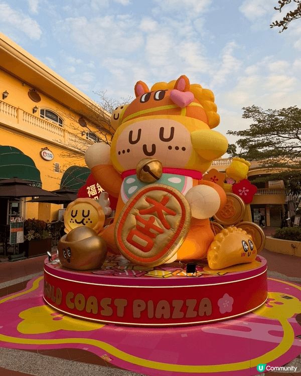 黃金海岸商場新年佈置以「福氣加馬」為主題，滿載吉祥花卉與馬年...