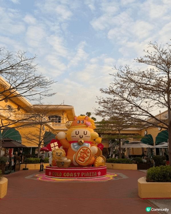 黃金海岸商場新年佈置以「福氣加馬」為主題，滿載吉祥花卉與馬年...