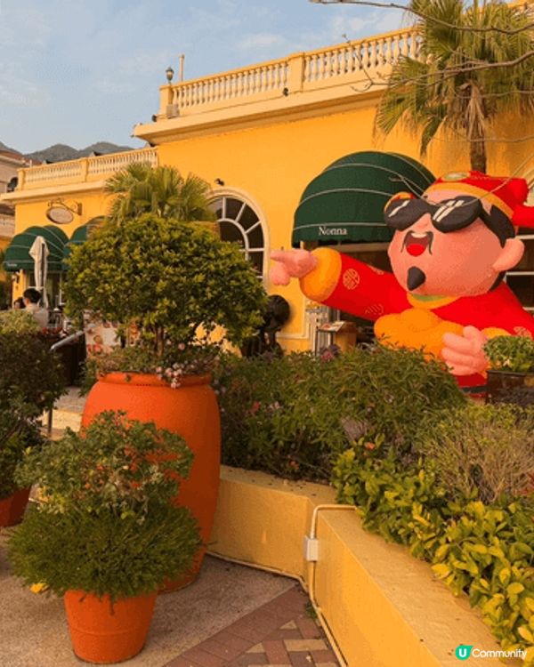 黃金海岸商場新年佈置以「福氣加馬」為主題，滿載吉祥花卉與馬年...