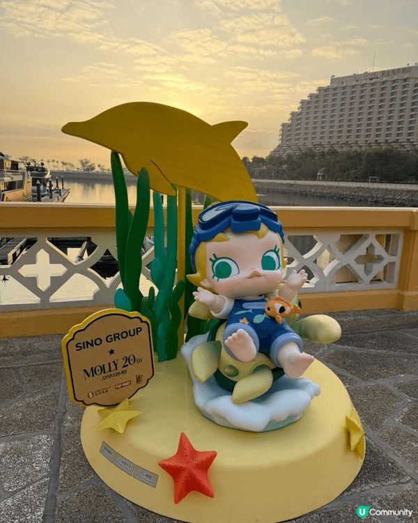 黃金海岸商場新年佈置以「福氣加馬」為主題，滿載吉祥花卉與馬年...