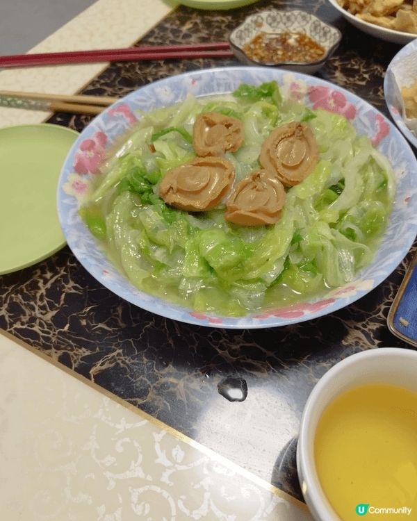 過年一定要有蝦蝦笑，代表新一年笑口常開。鮑魚生菜，代表生財。...