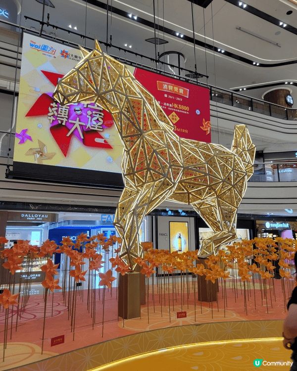 大圍圍方中庭嘅馬年聖誕裝飾幾靚，一大隻好高嘅金色馬🐎，下面全...