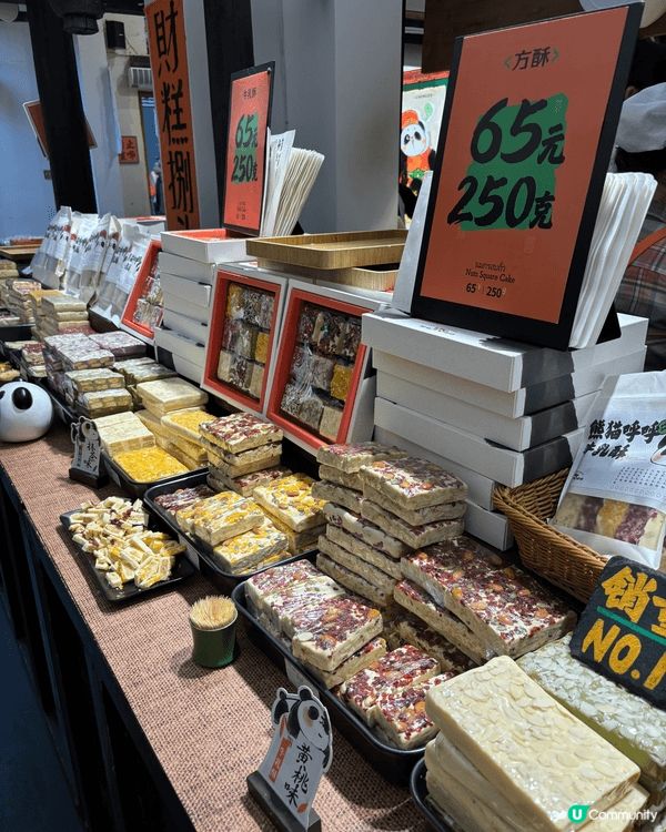 新年同家人去成都嘅 寬窄巷子,真係好開心 🧧!成條街掛滿紅燈...