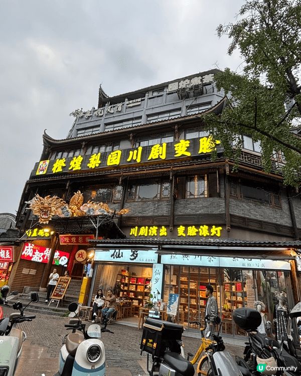 新年同家人去成都嘅 寬窄巷子,真係好開心 🧧!成條街掛滿紅燈...