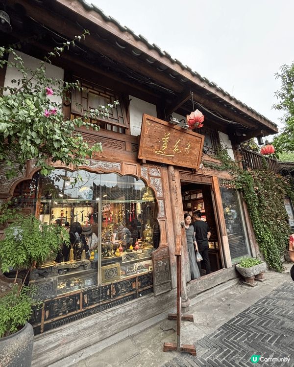 新年同家人去成都嘅 寬窄巷子,真係好開心 🧧!成條街掛滿紅燈...