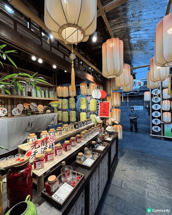 新年同家人去成都嘅 寬窄巷子,真係好開心 🧧!成條街掛滿紅燈...