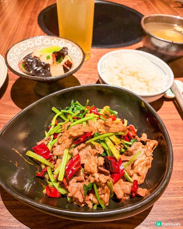 中午嚟到銅鑼灣 #紅粧蜀語食午市套餐,環境好有格調‼️紅色調...