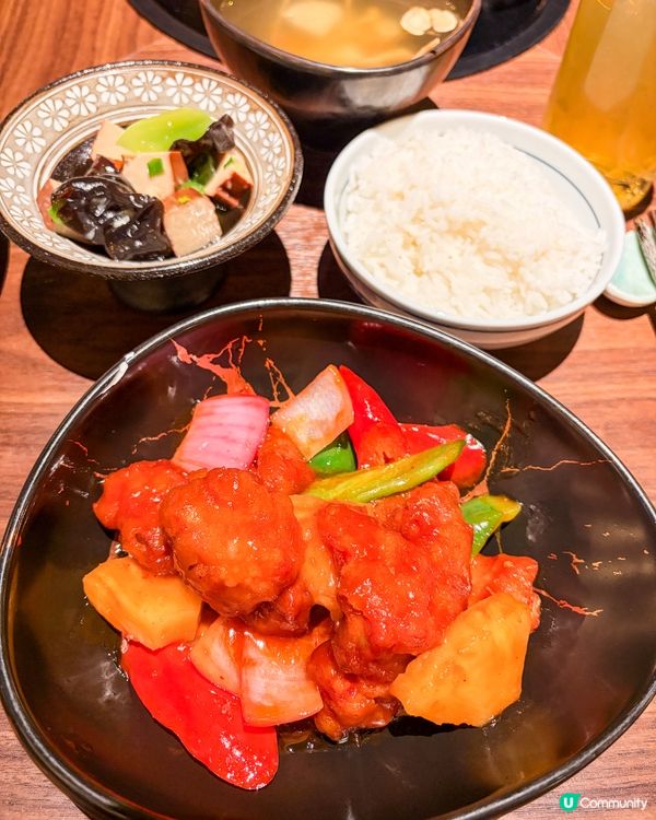 中午嚟到銅鑼灣 #紅粧蜀語食午市套餐,環境好有格調‼️紅色調...