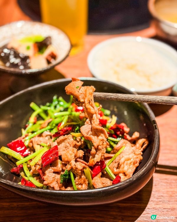 中午嚟到銅鑼灣 #紅粧蜀語食午市套餐,環境好有格調‼️紅色調...