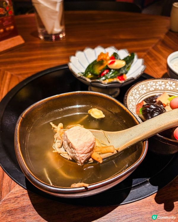 中午嚟到銅鑼灣 #紅粧蜀語食午市套餐,環境好有格調‼️紅色調...