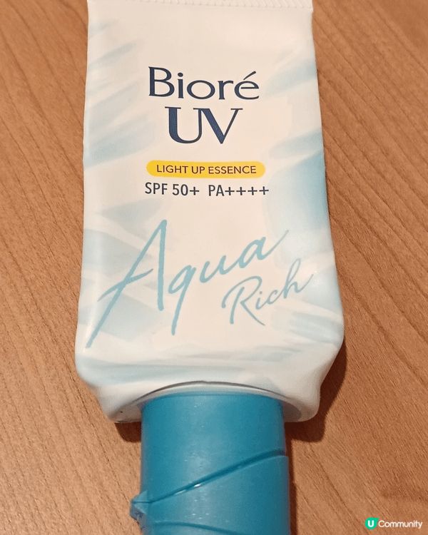 之前用過 Bioré晶凝光感防曬乳，塗上面有白色珍珠閃粉，但...