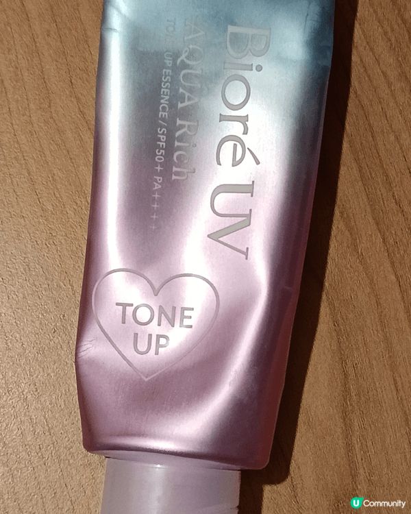 之前用過 Bioré晶凝光感防曬乳，塗上面有白色珍珠閃粉，但...