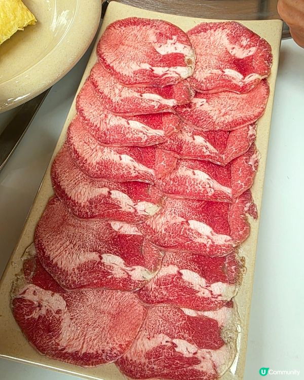 醬料16蚊一位唔貴啦. 滋補滾湯火鍋鹹咗啲. 雪花鮮吊籠肉質...