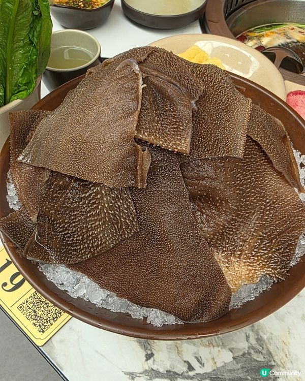 醬料16蚊一位唔貴啦. 滋補滾湯火鍋鹹咗啲. 雪花鮮吊籠肉質...