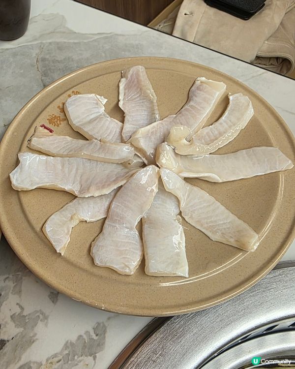 醬料16蚊一位唔貴啦. 滋補滾湯火鍋鹹咗啲. 雪花鮮吊籠肉質...