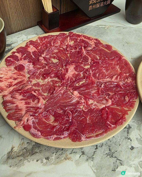 醬料16蚊一位唔貴啦. 滋補滾湯火鍋鹹咗啲. 雪花鮮吊籠肉質...