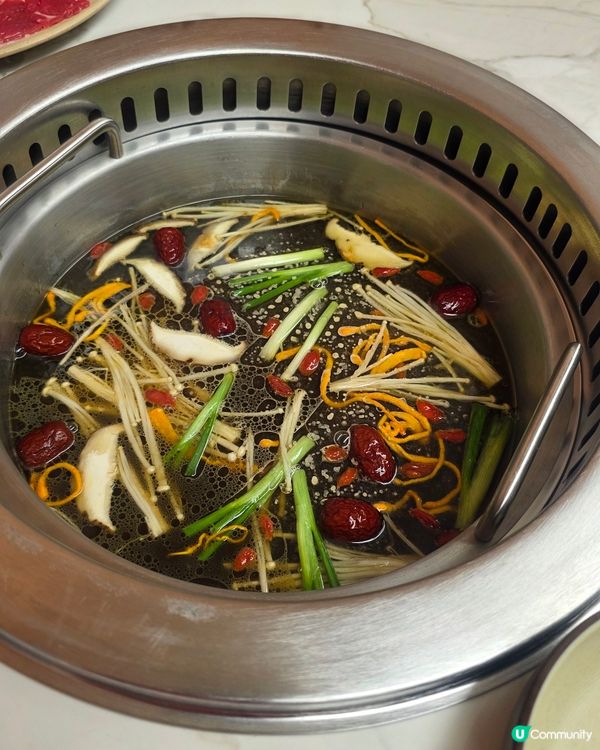 醬料16蚊一位唔貴啦. 滋補滾湯火鍋鹹咗啲. 雪花鮮吊籠肉質...