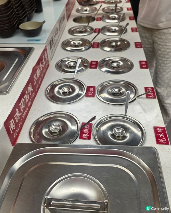 醬料16蚊一位唔貴啦. 滋補滾湯火鍋鹹咗啲. 雪花鮮吊籠肉質...