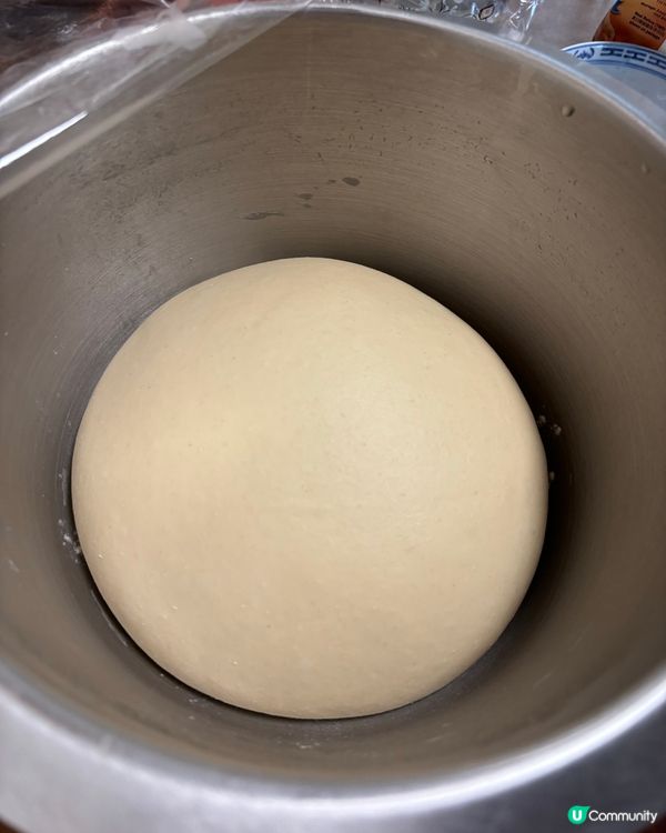 用心焗出港式味道：腸仔包與鹹牛肉包的，暖心分享 🍞💖