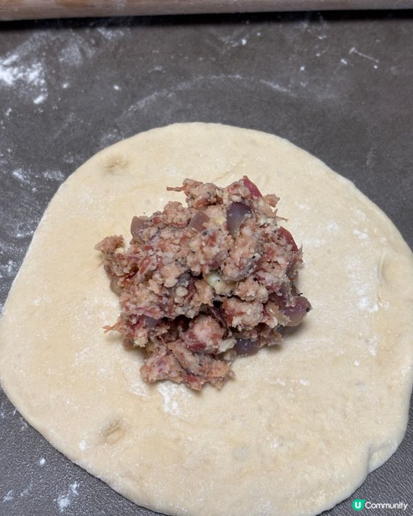 用心焗出港式味道：腸仔包與鹹牛肉包的，暖心分享 🍞💖