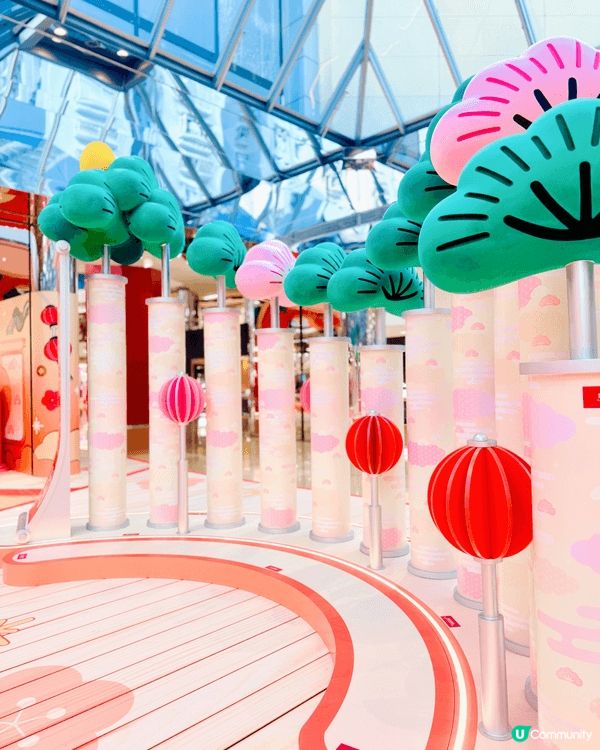 今個新春，太古城中心首與青年藝術家謝凸攜手合作，將其品牌「松...