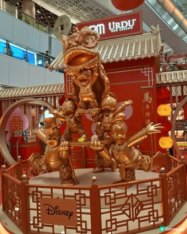 觀塘 apm 在新年期間充滿濃厚的喜慶氣氛。商場內外佈置以紅...