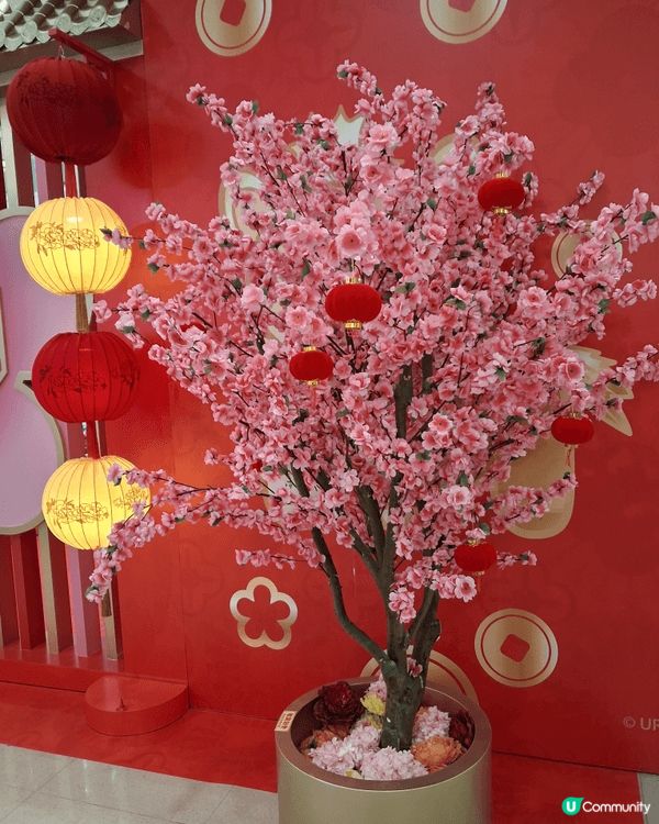 觀塘 apm 在新年期間充滿濃厚的喜慶氣氛。商場內外佈置以紅...
