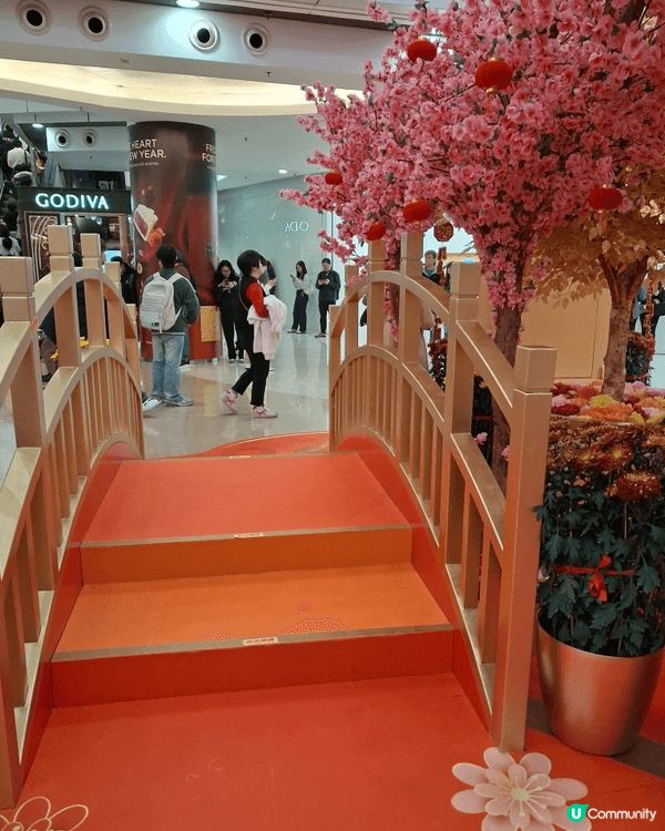 觀塘 apm 在新年期間充滿濃厚的喜慶氣氛。商場內外佈置以紅...