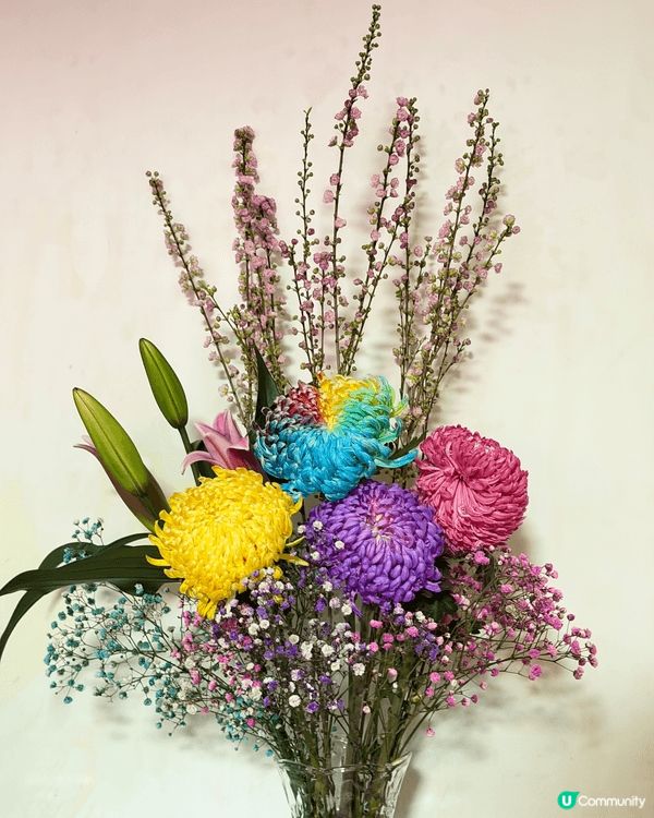 這是一束充滿喜氣與層次的賀年花束，主打多朵鮮豔大菊花：最搶眼...