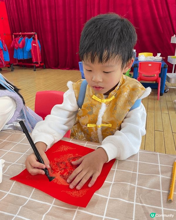 新年除咗帶埋栗子饅頭去拜年逗利是之外，當然要比仔仔寫賀年揮春...